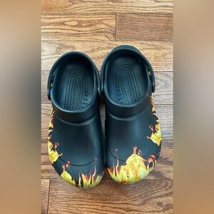 CROCS Bistro Graphic Flame 🔥 Slip Resistant Unisex Clogs Sz M 8  W10